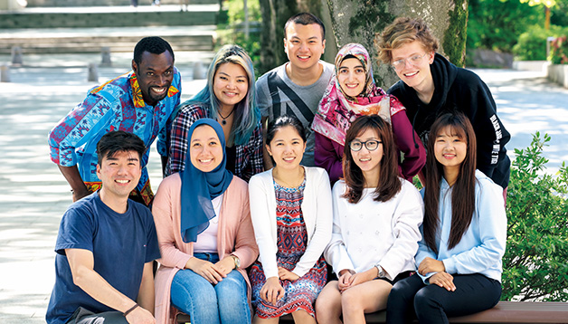 約52カ国・750名の留学生が集う学内は外国語が飛び交う。