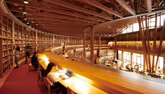 中嶋記念図書館では、学生が深夜まで勉強する光景が日常的。