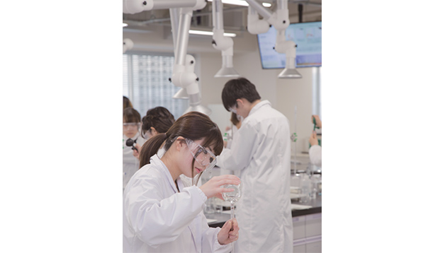 【八王子キャンパス4号館化学実験室】最新鋭の設備を有する。