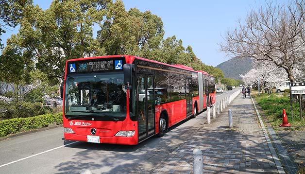 JR岐阜駅・岐阜大学間を走行するメルセデス・ベンツ製の連節バス