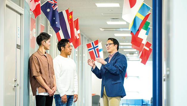 ネイティブ教員による外国語授業や留学プログラムなどを推進。