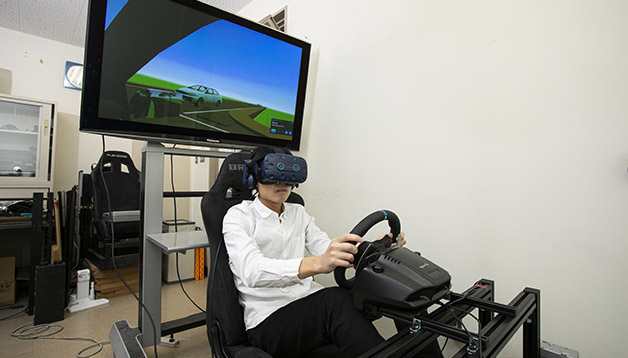 【理工学部】VRドライビングシミュレータの開発と運転行動の評価。
