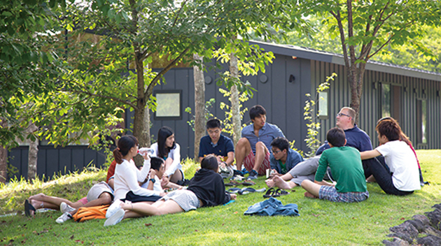 軽井沢の緑豊かな自然の中、多様な生徒たちが寮生活を送るISAK。